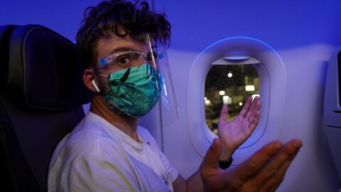 Maske im Flugzeug